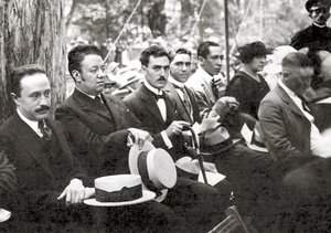 Jose Vasconcelos og Diego Rivera under et utendørsarrangement i Chapultepec Park, Mexico City, 1921